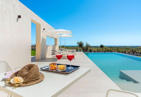 Villa Bruna: Piscina, Recurso, Silla, Mueble Para Exteriores, Eco Hotel, Hotel, Villa