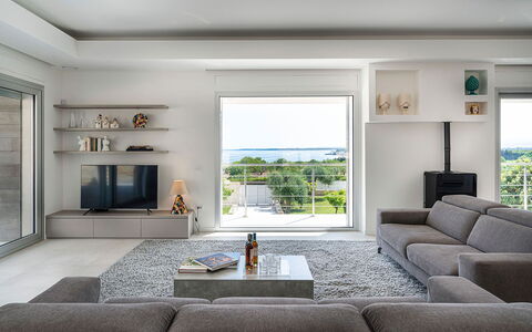 Villa Silvia: Mueble, Diseño De Interiores, Sofá, Piso, Sala, Techo, Suelo, Habitación, Departamento, Televisión