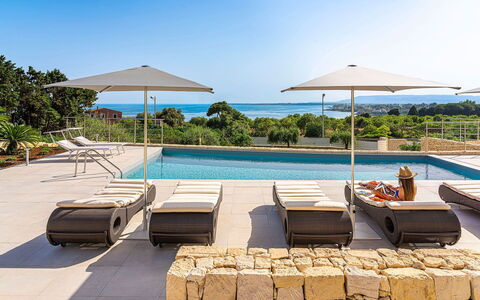 Villa Silvia: Mueble, Mueble Para Exteriores, Paraguas, Silla, Sunlounger, Piscina, Recurso, Sombra, Eco Hotel, Ocio