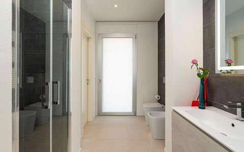 Villa Silvia: Baño, Piso, Suelo, Arreglo De Tubería, Diseño De Interiores, Pared, Baño, Mueble De Baño, Lavabo, Plomería