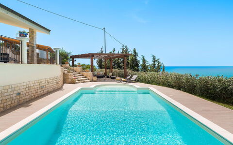 Villa Carousel: Azul, Agua, Piscina, Recurso, Material Compuesto, Mar, Ocio, Mueble Para Exteriores, Eco Hotel, Oceano