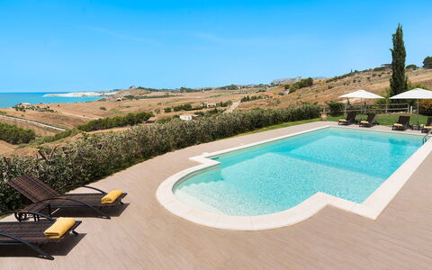 Villa Carousel: Azul, Piscina, Recurso, Eco Hotel, Mueble Para Exteriores, Villa, Sombra, Inmuebles, Hotel, Ciudad De Vacaciones
