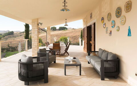 Villa Carousel: Mueble, Piso, Silla, Diseño De Interiores, Suelo, Mesa, Mueble Para Exteriores, Sofá, Sala, Casa