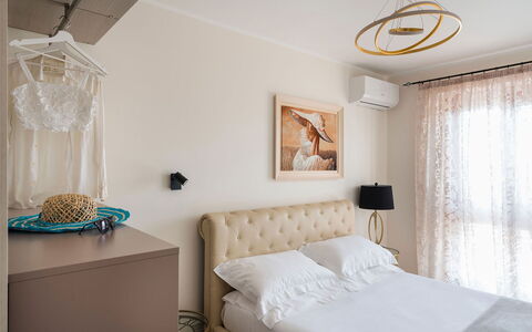 Villa Carousel: Mueble, Cama, Diseño De Interiores, Habitación, Pared, Habitación, Lecho, Suelo, Madera, Sábana