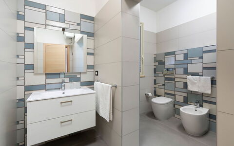 Villa Sea Star: Piso, Diseño De Interiores, Suelo, Arreglo De Tubería, Loseta, Baño, Baño, Material Compuesto, Plomería, Lavabo