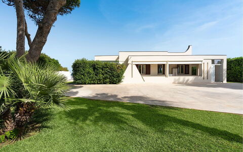 Villa Sea Star: Fachada, Casa, Arquitectura, Barrio Residencial, Inmuebles, Mansión, Sombra, Jardín, Paisajismo, Villa