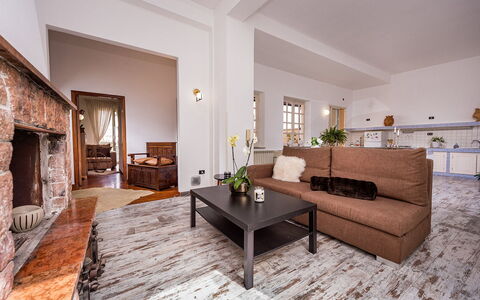 Casa Maurus: Mueble, Sofá, Piso, Diseño De Interiores, Suelo, Sala, Habitación, Techo, Encendiendo