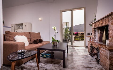 Casa Maurus: Mueble, Diseño De Interiores, Piso, Suelo, Madera, Sofá, Techo, Habitación, Sala, Encendiendo