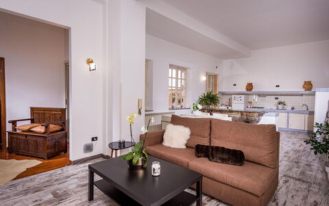 Casa Maurus: Mueble, Diseño De Interiores, Sofá, Piso, Suelo, Madera, Habitación, Sala, Techo, Mesa