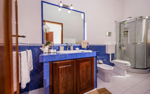 Casa Maurus: Azul, Arreglo De Tubería, Piso, Diseño De Interiores, Lavabo Del Baño, Baño, Lavabo, Suelo, Grifo, Plomería