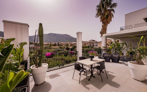 Casa Maurus: Mueble, Casa, Silla, Departamento, Balcón, Sombra, Mueble Para Exteriores, Recurso, Planta De Casa