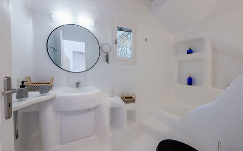 Seaside Villa: Pared, Arquitectura, Casa, Diseño De Interiores, Arreglo De Tubería, Bañera, Techo, Baño, Diseño, Hotel