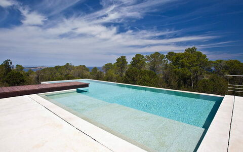 Villa Twilight: Azul, Piscina, Material Compuesto, Loseta, Material Natural, Sombra, Diseño, Fuente De Agua, Recurso