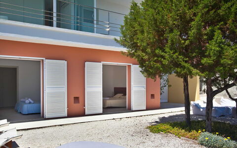 Villa Twilight: Mueble Para Exteriores, Sombra, Silla, Inicio De La Puerta, Manchas De Madera, Balcón, La Luz Del Día, Planta De Casa