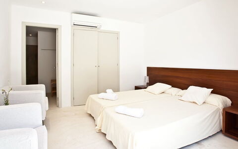Villa Twilight: Piso, Suelo, Cama, Habitación, Manchas De Madera, Suelos De Madera, Madera Dura, Lecho, Sábana, Cortina