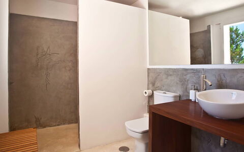 Villa Twilight: Baño, Piso, Arreglo De Tubería, Pared, Suelo, Lavabo Del Baño, Lavabo, Madera, Asiento Del Baño, Baño