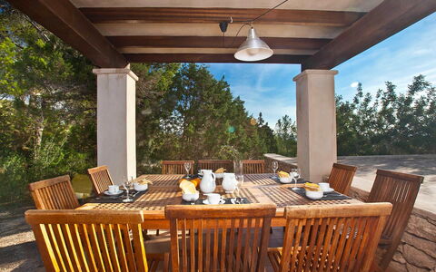 Villa Matarel: Mueble, Silla, Mesa, Madera, Cocina Y Comedor Mesa, Mueble Para Exteriores, Mesa Al Aire Libre, Diseño De Interiores, Piso, Comedor