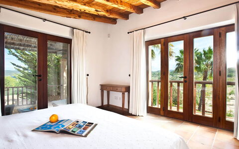 Villa Matarel: Mueble, Diseño De Interiores, Madera, Suelo, Piso, Casa, Techo, Habitación, Cama, Habitación
