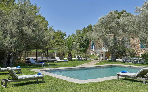 Villa Roger: Piscina, Mueble Para Exteriores, Mueble, Recurso, Silla, Sunlounger, Jardín, Inmuebles, Patio Interior, Sombra