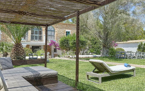 Villa Roger: Mueble, Mueble Para Exteriores, Silla, Mesa, Recurso, Sombra, Mesa Al Aire Libre, Jardín, Patio, Porche