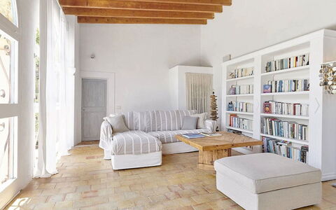 Villa Roger: Mueble, Diseño De Interiores, Piso, Suelo, Pared, Sofá, Madera, Habitación, Suelos De Madera, Sala