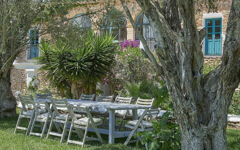 Villa Roger: Mueble, Mueble Para Exteriores, Arbusto, Silla, Jardín, Mesa, Mesa Al Aire Libre, Sombra, Patio Interior