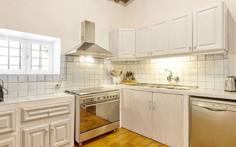 Villa Roger: Cocina, Aparato De Cocina, Mostrador, Electrodoméstico, Piso, Gabinetes, Diseño De Interiores, Madera, Electrodoméstico, Suelo