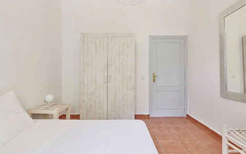 Villa Roger: Suelo, Piso, Diseño De Interiores, Habitación, Cama, Mueble, Habitación, Sábana, Lecho, Casa