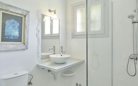 Villa Roger: Baño, Arreglo De Tubería, Pared, Lavabo Del Baño, Diseño De Interiores, Lavabo, Espejo, Baño, Piso, Suelo