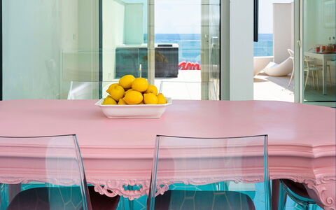 Casa Pink: Mueble, Diseño De Interiores, Mesa, Silla, Rosado, Cocina Y Comedor Mesa, Suelo, Comedor, Habitación, Vaso