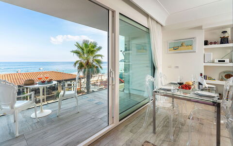 Casa Light Blu: Recurso, Mueble, Mar, Balcón, Oceano, Mueble Para Exteriores, Sombra, Departamento, Silla, Costa