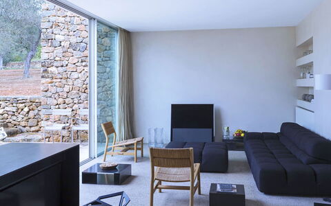 Villa Cave: Mueble, Piso, Pared, Diseño De Interiores, Suelo, Sofá, Madera, Sala, Habitación