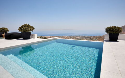 Haleine Suite: Azul, Piscina, Material Compuesto, Mar, Recurso, Loseta, Material Natural, Zona Tropical, Fuente De Agua, Villa