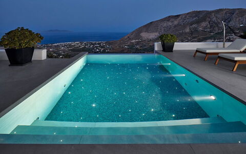 Haleine Suite: Azul, Piscina, Piso, Suelo, Material Compuesto, Recurso, Loseta, Ocio, Fuente De Agua, Hotel