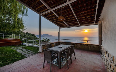 Mermaid Villa: Balcón, Porche, Pretil, Mar, Cubierta, Cerca, Costa, Recurso, Manchas De Madera, Madera Dura