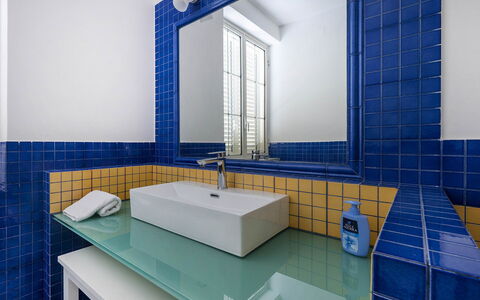 Mermaid Villa: Azul, Arreglo De Tubería, Diseño De Interiores, Lavabo Del Baño, Piso, Grifo, Baño, Loseta, Suelo, Lavabo