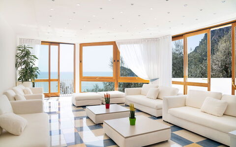 Relais Nike: Mueble, Diseño De Interiores, Piso, Suelo, Sofá, Sala, Madera, Techo, Habitación, Mesa