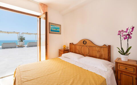 Relais Nike: Mueble, Diseño De Interiores, Mar, Recurso, Departamento, Silla, Oceano, Hotel, Costa, Cama