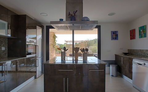 Villa Castiglioni: Mueble, Cocina, Mostrador, Aparato De Cocina, Gabinetes, Piso, Diseño De Interiores, Madera, Suelo, Electrodoméstico