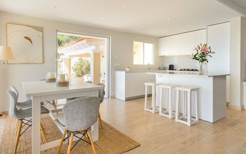 Villa Beleza: Mueble, Piso, Diseño De Interiores, Suelo, Madera, Cocina Y Comedor Mesa, Silla, Mesa, Comedor, Mostrador
