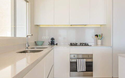 Villa Beleza: Cocina, Mostrador, Aparato De Cocina, Diseño De Interiores, Madera, Piso, Electrodoméstico, Gabinetes, Suelo, Grifo