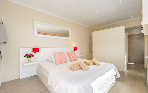 Villa Beleza: Mueble, Cama, Diseño De Interiores, Habitación, Pared, Suelo, Piso, Madera, Habitación, Techo