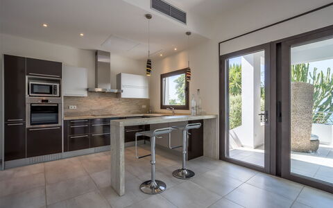 Villa Ilona: Mueble, Diseño De Interiores, Piso, Cocina, Mostrador, Madera, Suelo, Techo, Casa, Gabinetes