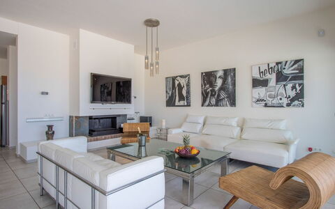 Villa Ilona: Mueble, Diseño De Interiores, Sofá, Piso, Suelo, Sala, Techo, Habitación, Mesa, Casa