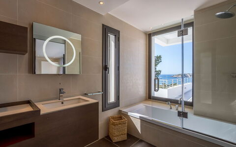 Villa Ilona: Baño, Arreglo De Tubería, Diseño De Interiores, Piso, Lavabo, Suelo, Grifo, Lavabo Del Baño, Espejo, Plomería