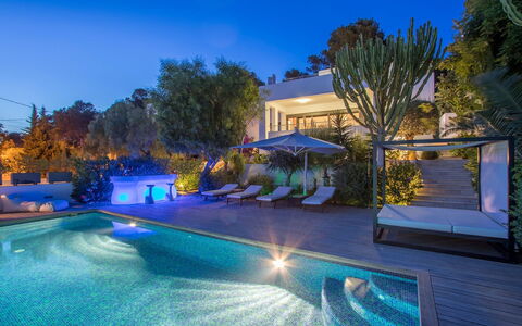 Villa Ilona: Piscina, Azul, Árbol, Recurso, Eco Hotel, Mueble Para Exteriores, Inmuebles, Paisajismo, Villa, Fuente De Agua