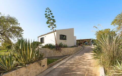 Villa Arcobaleno: Cielo, Arbusto, Casa, El Terreno Del Lote, Paisajismo, Inmuebles, Jardín, Sombra, Entrada De Coches