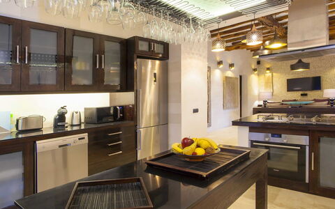 Villa Blueberry: Mueble, Cocina, Diseño De Interiores, Mostrador, Lámpara, Piso, Techo, Madera, Aparato De Cocina, Electrodoméstico