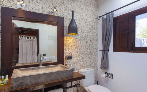 Villa Blueberry: Baño, Diseño De Interiores, Arreglo De Tubería, Lavabo Del Baño, Pared, Lavabo, Piso, Grifo, Espejo, Lámpara