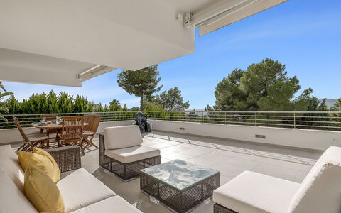Villa Relaja: Mueble, Mueble Para Exteriores, Silla, Departamento, Sombra, Balcón, Recurso, Inmuebles, Mesa Al Aire Libre, Patio